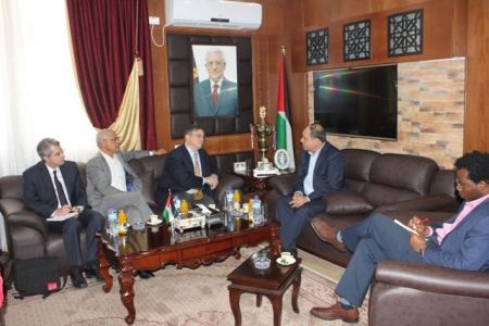  المحافظ رمضان يطلع القنصل العام الأمريكي على أوضاع المحافظة واحتياجاتها التنموية 